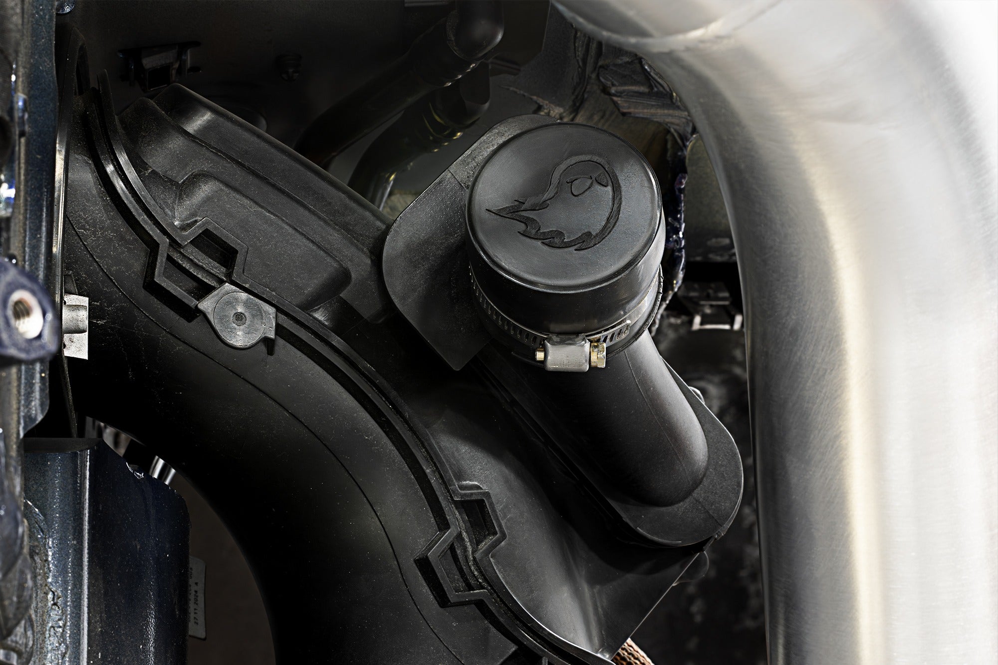 SOUL-Performance-Products-Porsche-992_2-Carrera-GTS-VTA-Charge-Pipe-Installed-Cap-Detail