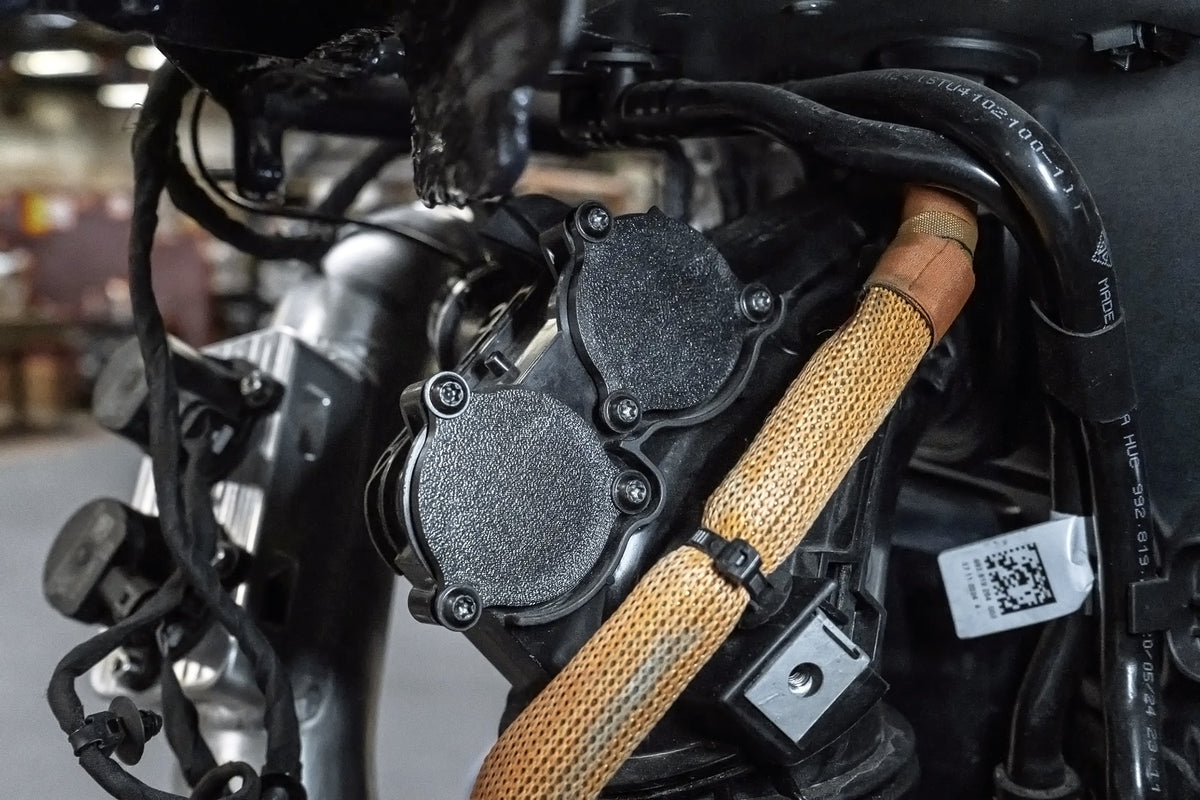 SOUL-Performance-Products-Porsche-992_2-Carrera-GTS-VTA-Charge-Pipe-Installed-Plug-Detail